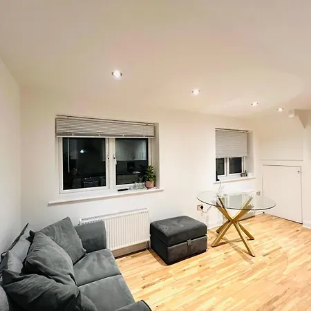 Spacious Flat On The High St